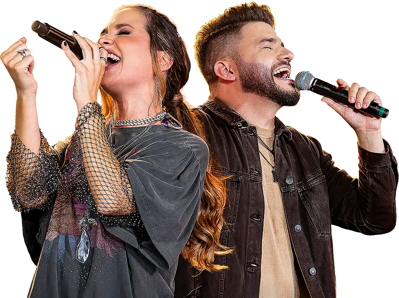 Mariana e Mateus cantando no palco