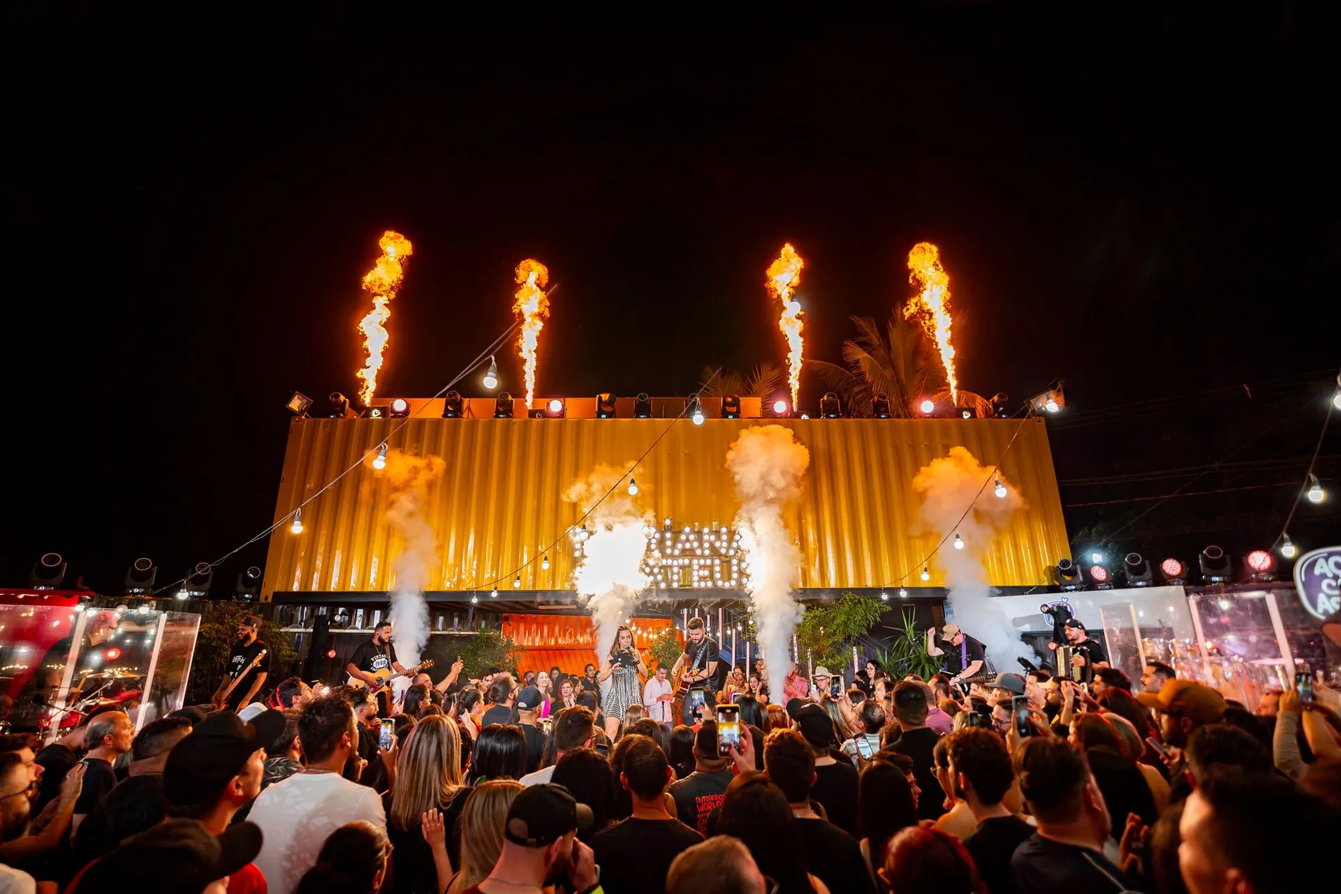 Palco do projeto Contêiner Sertanejo com fogo