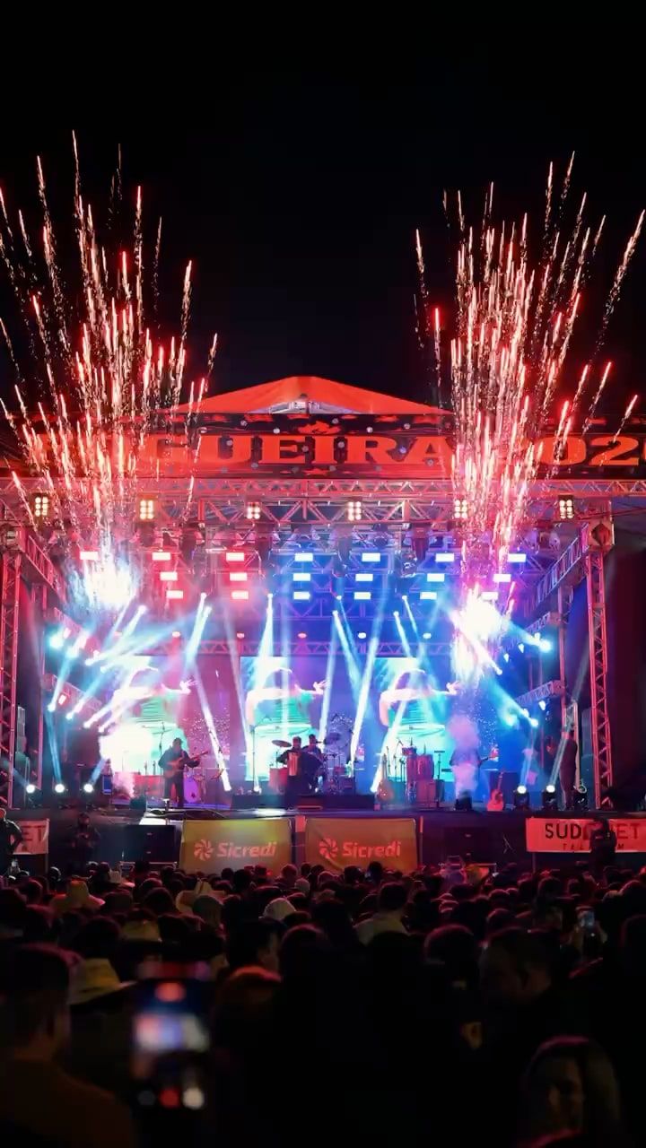 Palco de Mariana e Mateus com fogos e o público lotando o São João